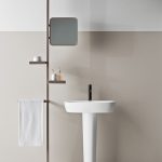 Agha Barre multifonction murale prof. 13 cm en métal laqué avec accessoires (porte-serviettes frontal, plateaux de rangement, miroir carré)